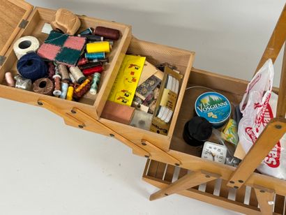 Travailleuse ou boîte à ouvrage en bois clair,...