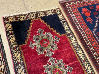 Lot de 3 petits tapis d'orient en laine nouée...
