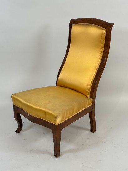 Chauffeuse in mahogany, yellow silk upholstery,...
