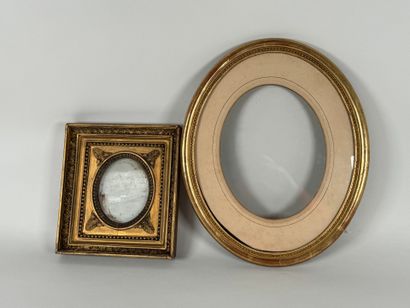 Gilded wood frame decorated with rows of...
