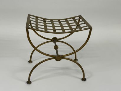 Tabouret curule en métal doré, l'assise ajourée.
45...