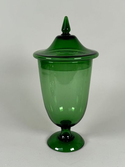 Grand pot en verre coloré vert, la prise...