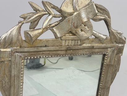 Miroir en bois sculpté et argenté à décor...