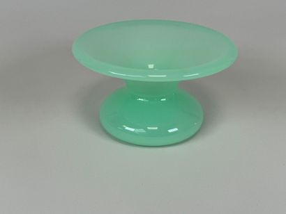 Crachoir en opaline verte.
H. 13 cm.
D. 22...