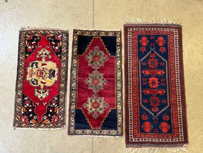 Lot de 3 petits tapis d'orient en laine nouée...