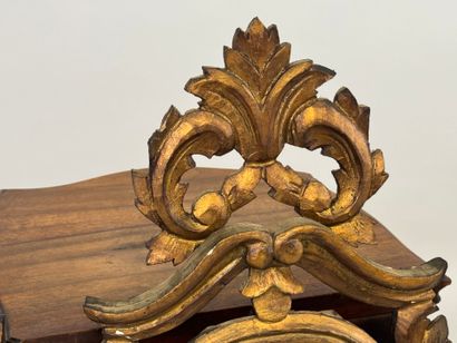 Miroir en bois doré et sculpté de forme mouvementée...