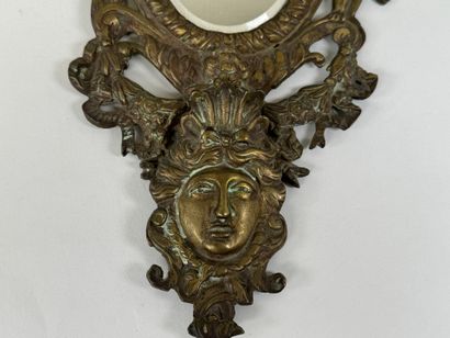 Miroir en bronze ciselé figurant deux angelots,...
