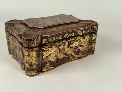 JAPAN, 20th century.
Scrolled lacquer box...