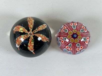Lot de deux boules sulfure presse-papier...