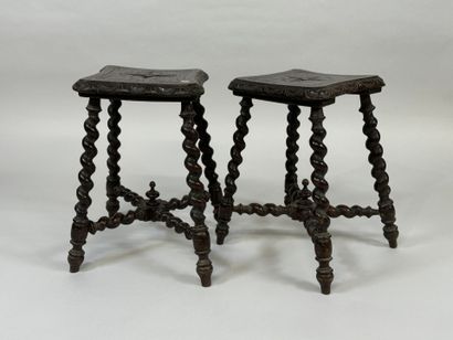 Paire de tabourets en bois tourné, l'assise...