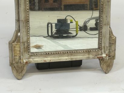 Miroir en bois sculpté et argenté à décor...