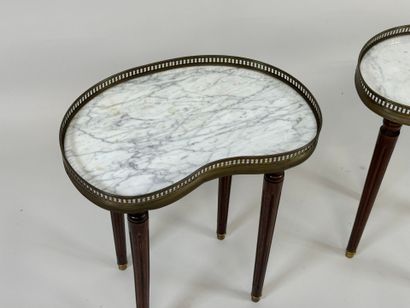 Paire de petites tables rognon en bois mouluré,...