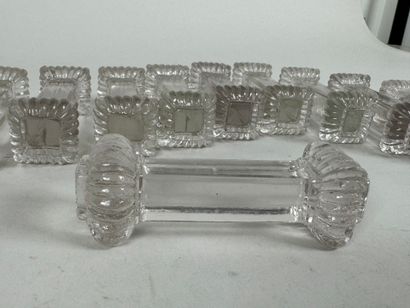 Série de douze porte-couteaux en verre.
L....