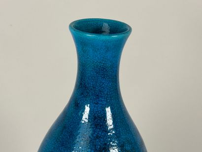 SEVRES.
Blue crackled ceramic vase.
H. 38...