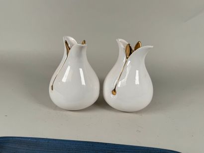 Paire de vases en céramique à décor doré...