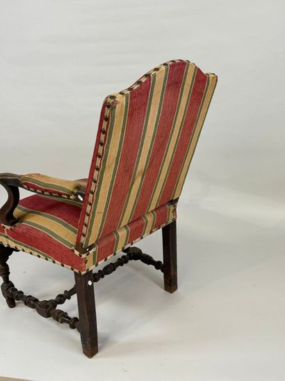 Fauteuil en bois mouluré, tourné et teinté,...