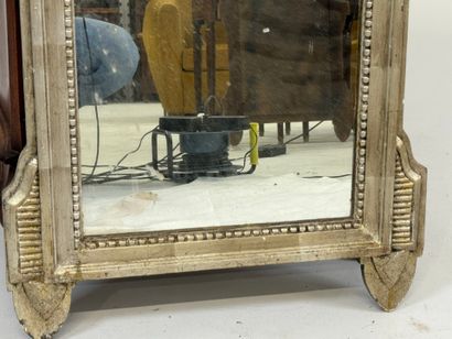 Miroir en bois peint argenté à décor de rang...