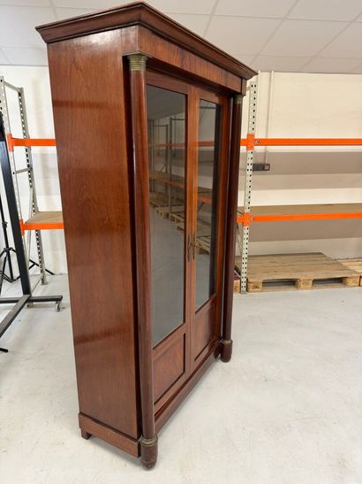 Bibliothèque en acajou ouvrant par deux portes...