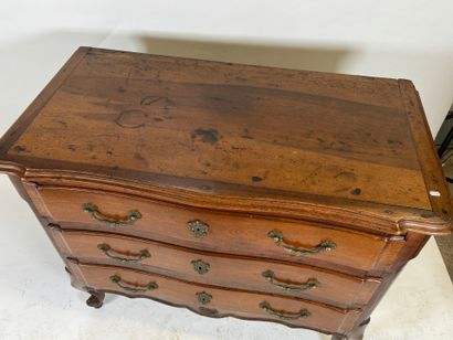 Commode en bois mouluré ouvrant par trois...