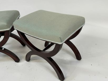 Paire de repose-pieds curule en bois teinté.
42...