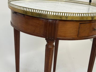 Circular mahogany gueridon in the bouillotte...