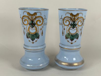 Paire de vases en opaline sur fond bleu à...