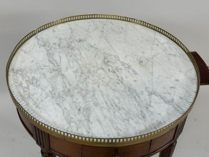 Circular mahogany gueridon in the bouillotte...
