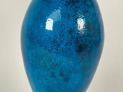 SEVRES.
Blue crackled ceramic vase.
H. 38...