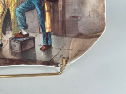 Paire de plats en porcelaine polychrome à...