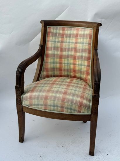 Fauteuil gondole en acajou mouluré et sculpté...