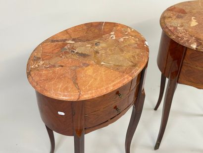 Paire de chevets de forme ovale en bois et...
