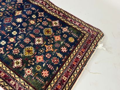 Tapis en laine à points noués à décor de...