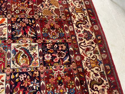 IRAN, XXe.
Important tapis en laine nouée...