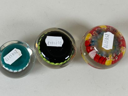 Lot de trois boules sulfure presse-papier...