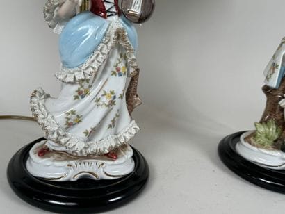 Paire de lampes à décor de sujets en porcelaine...