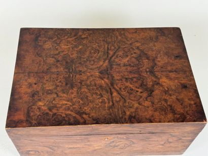Boîte en bois et placage, l'intérieur compartimenté...