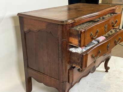 Commode en bois mouluré ouvrant par trois...