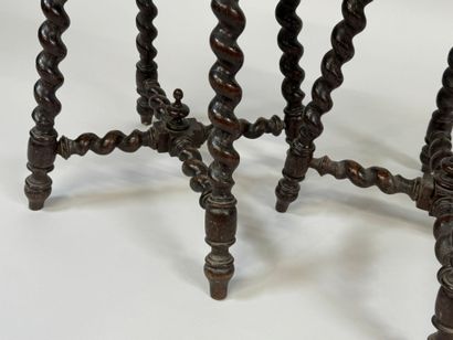 Paire de tabourets en bois tourné, l'assise...