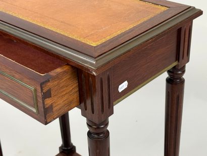 Petite table en bois mouluré ouvrant par...