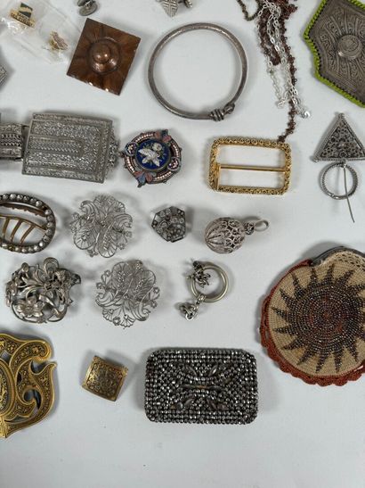 Important lot of brooches, cufflinks, necklaces,...