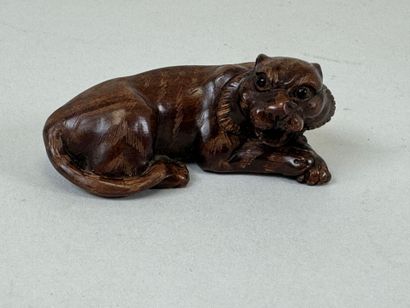 JAPON,XXe.
Netsuke en bois sculpté figurant...