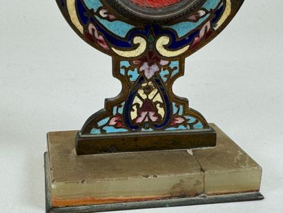 Porte-montre en forme de lyre en bronze ciselé...