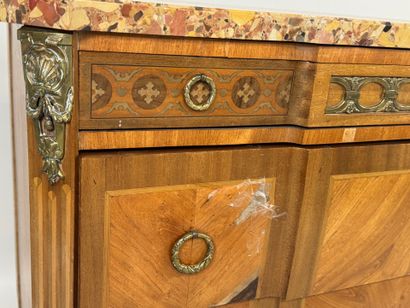Commode en bois et placage ouvrant par trois...