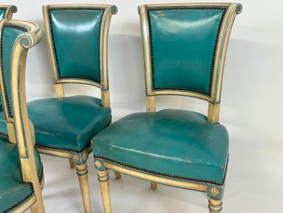 Série de quatre chaises en bois mouluré et...