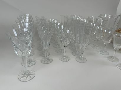 Diverses parties de services en verre et...