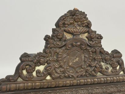 Miroir à parcloses en métal repoussé à décor...