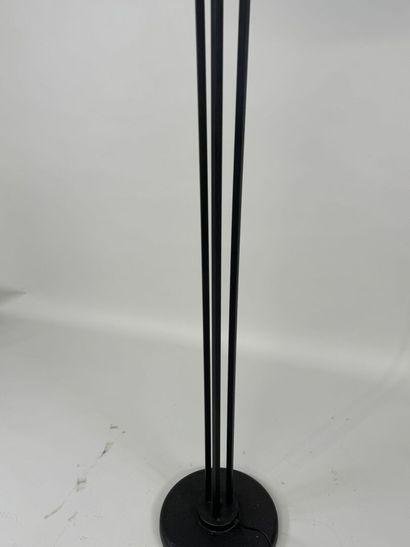 Metal floor lamp, smooth shaft, glass bowl.
H....