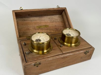 Ampèremètre et voltmètre en laiton.
Présentés...