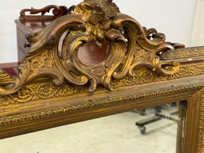Miroir en bois et stuc doré à décor de rinceaux...