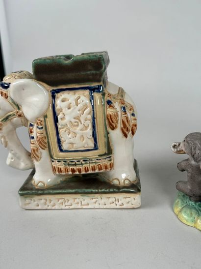Paire de cendriers en faïence polychrome...